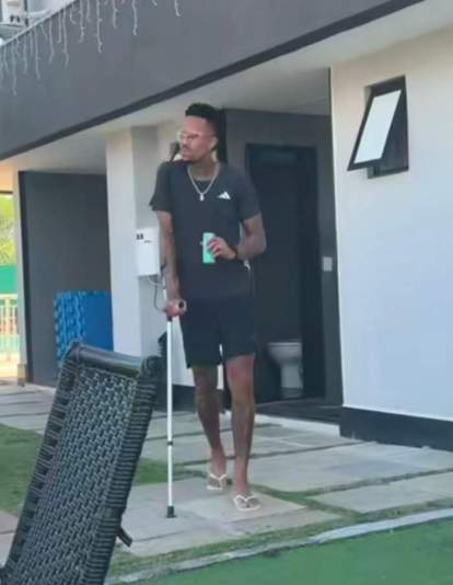 Militao, con muletas, preocupa al madridismo