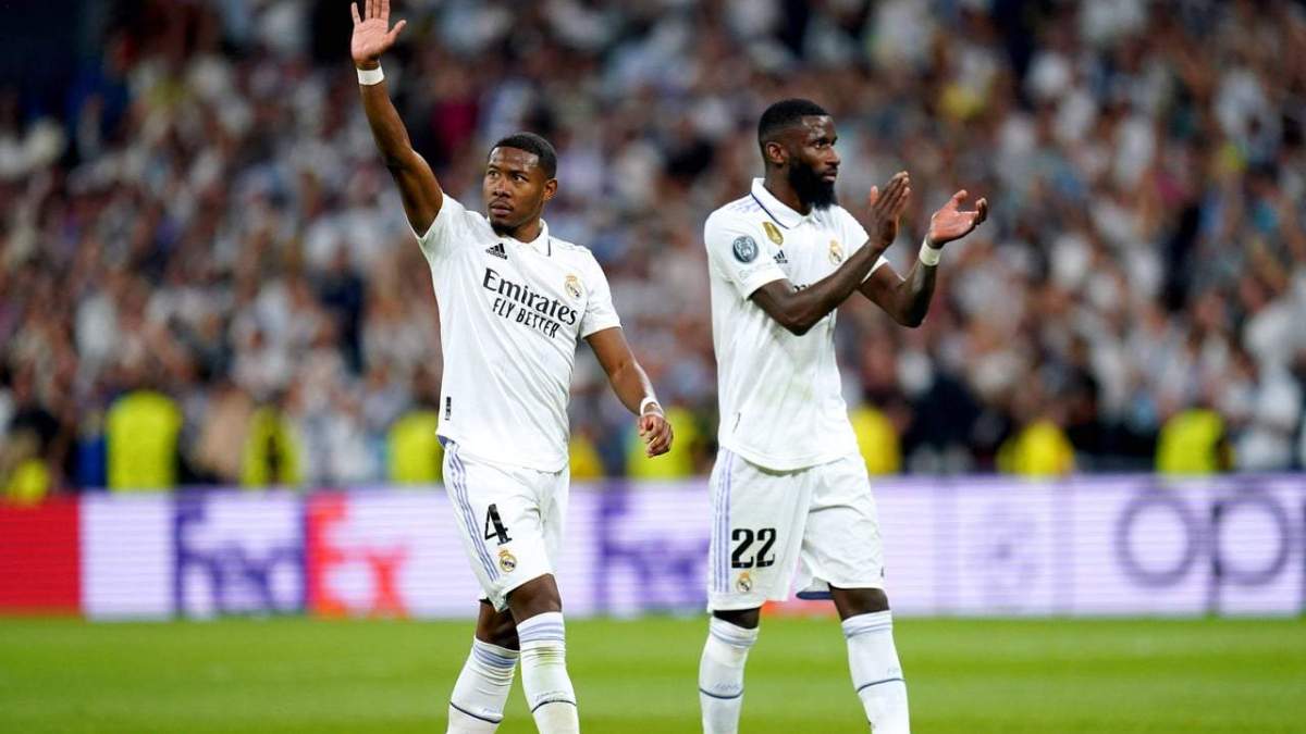 Alaba y Rüdiger saludando al Bernabéu en un partido de hace tres temporadas