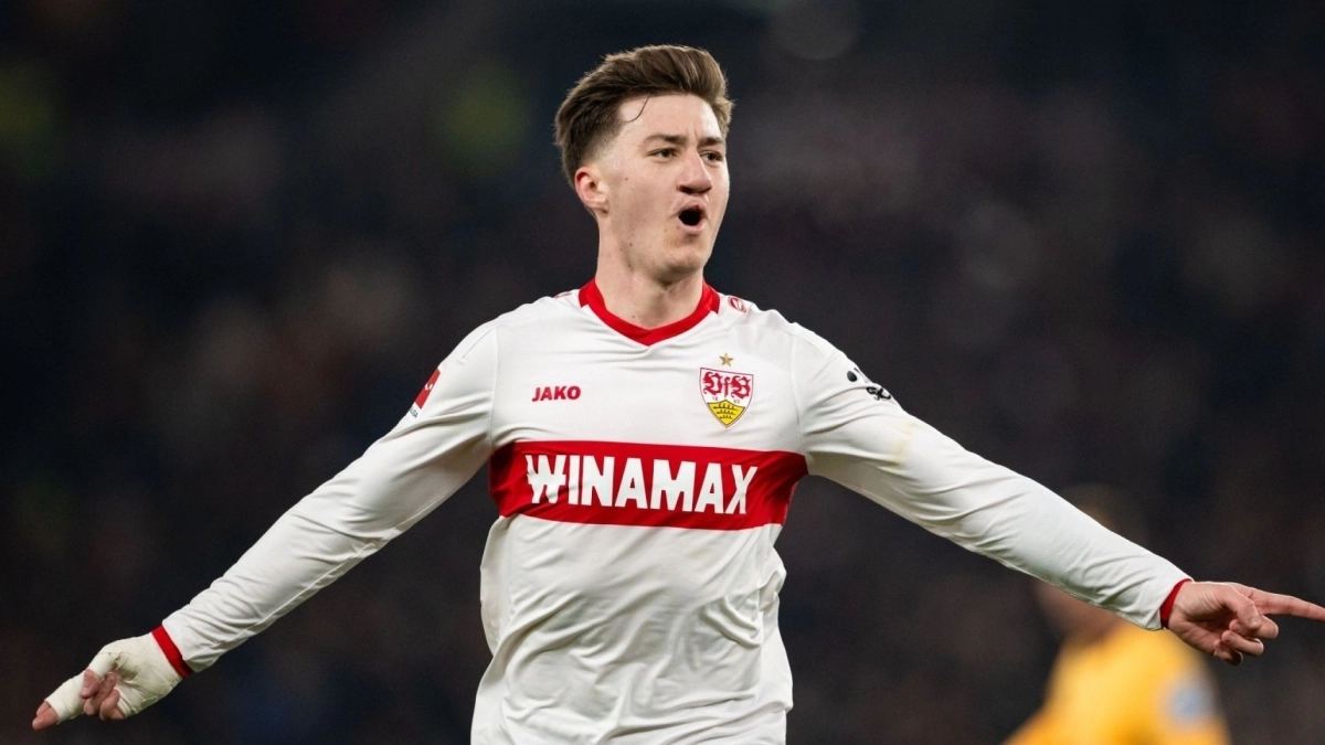 Angelo Stiller jugando un partido con el Stuttgart. Angelo Stiller jugando un partido con el Stuttgart.