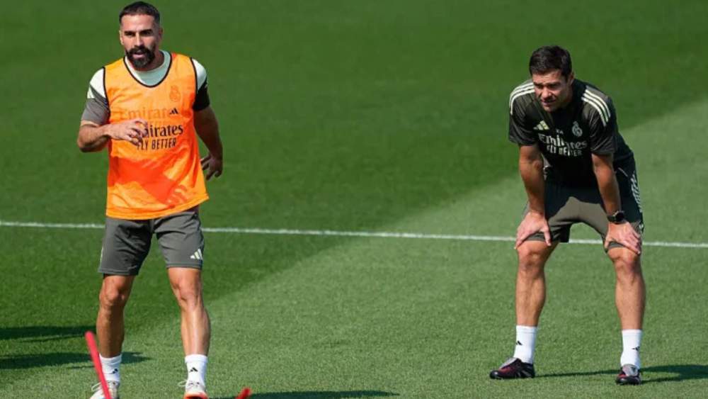 Dani Carvajal, en presencia de Xabi Alonso, durante un entrenamiento de este verano en Valdebebas.