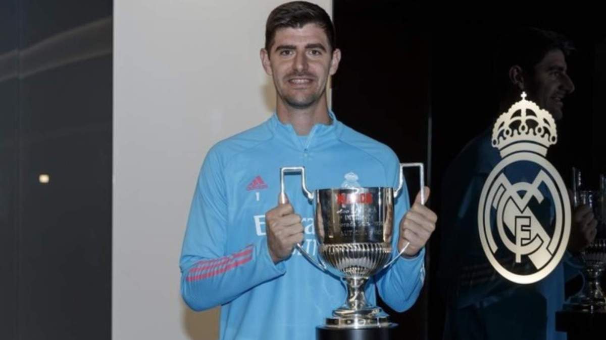 Courtois con el Trofeo Zamora de la temporada 2018 2019