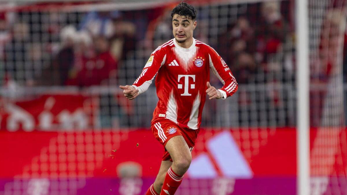 Aleksander Pavlovic durante un partido con el Bayern de Múnich