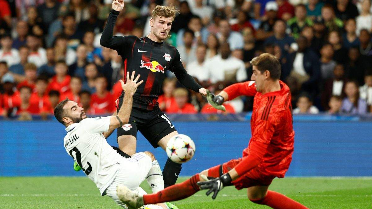 Dani Carvajal y Thibaut Courtois en un partido del Real Madrid.