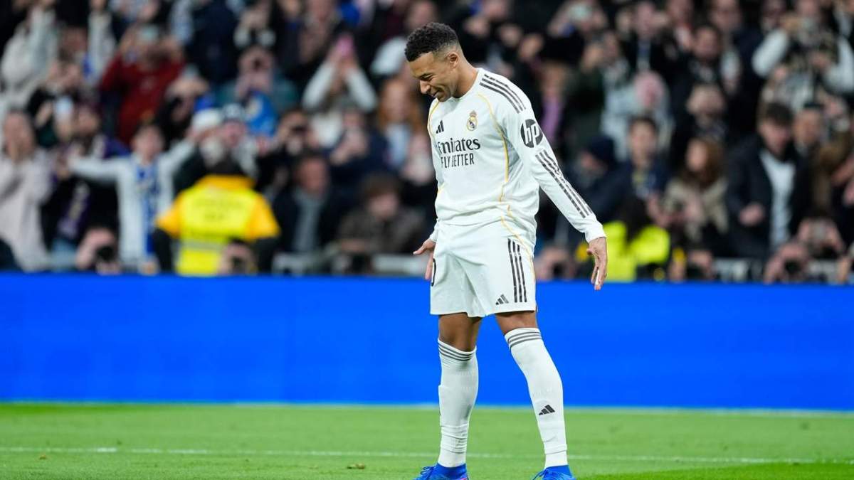 Kylian Mbappé celebrando el gol como Cristiano Ronaldo. 