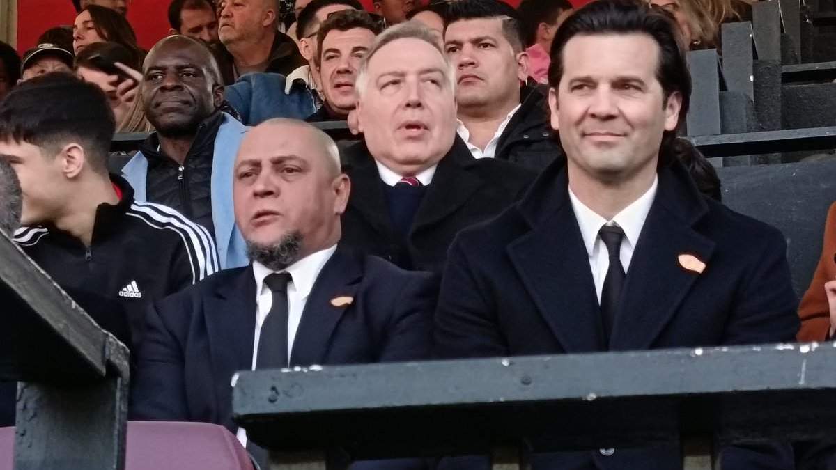 Roberto Carlos y Solari viendo al Real Madrid