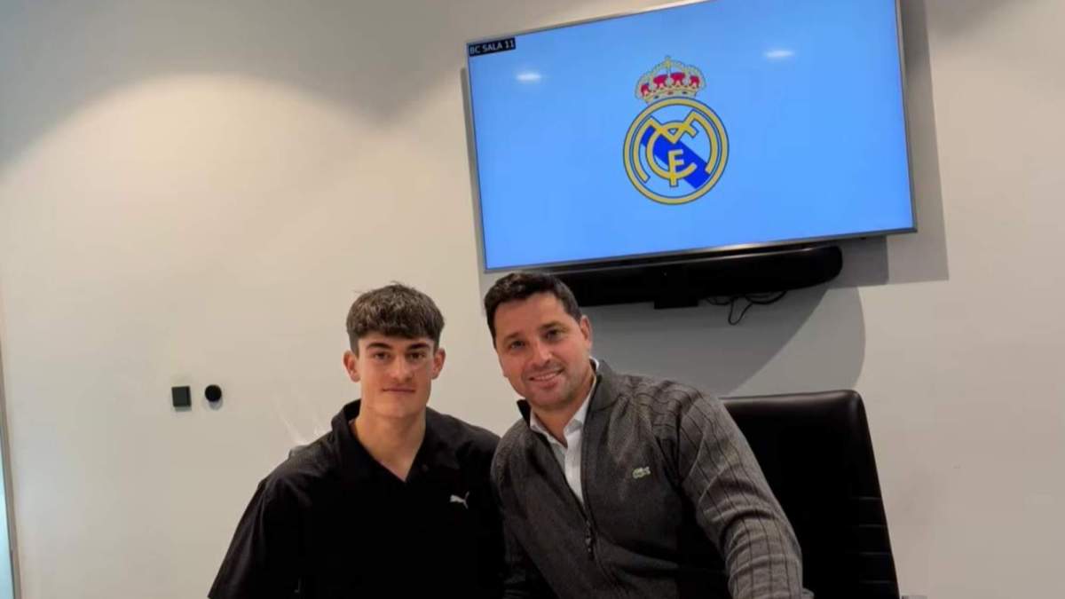 Beto firmando su nuevo contrato con el Real Madrid