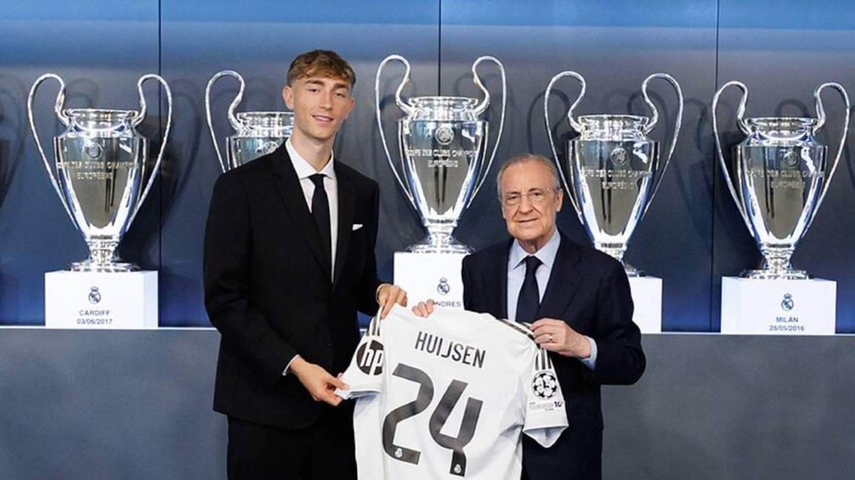 Dean Huijsen junto a Florentino Pérez durante su presentación
