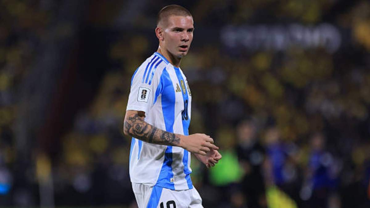 Franco Mastantuono durante un partido con Argentina