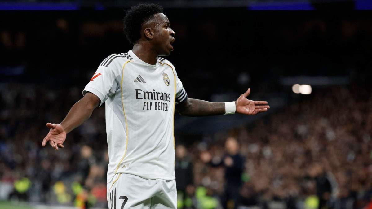 Vinicius encarándose al Bernabéu por los pitos ante el Sevilla