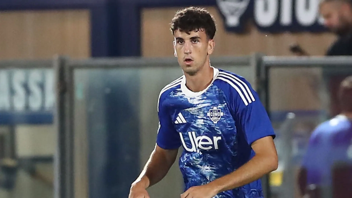 Jacobo Ramón disputando un partido con el Como. 