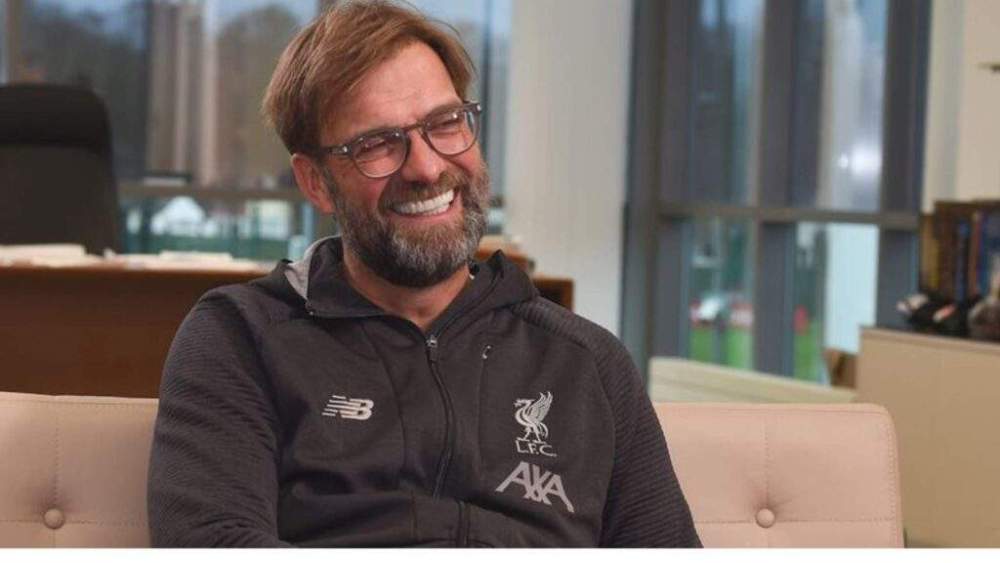 Klopp concediendo una entrevista como entrenador del Liverpool. 