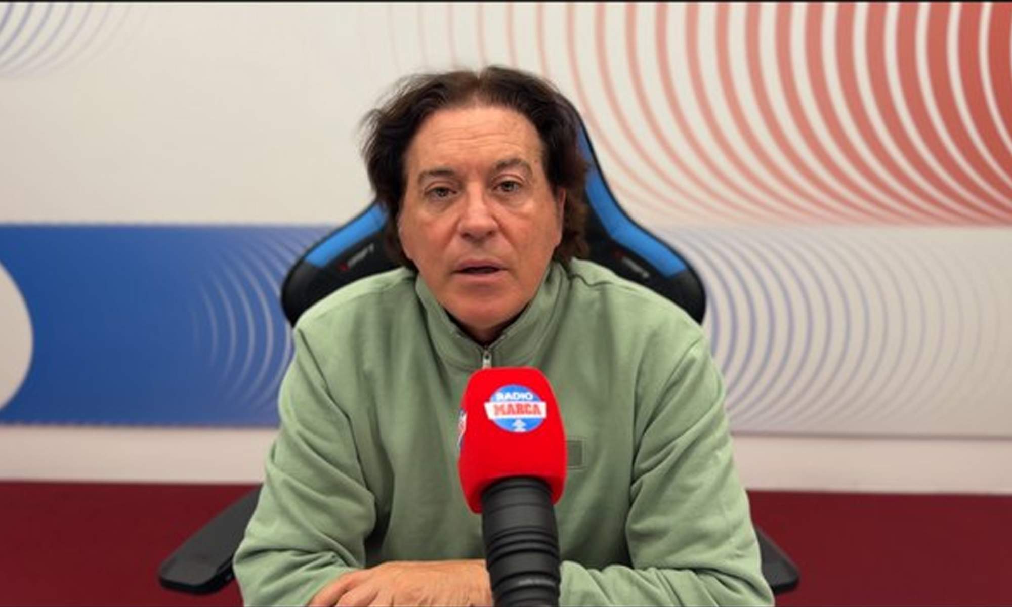Pipi Estrada dando una noticia en Radio Marca. 