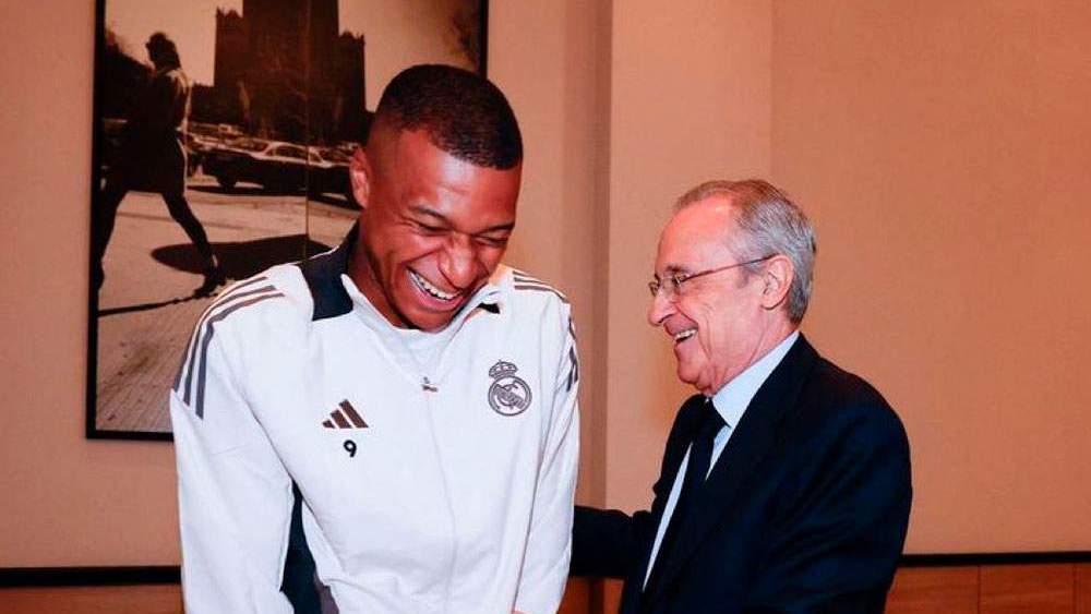 Kylian Mbappé y Florentino Pérez riéndose. 