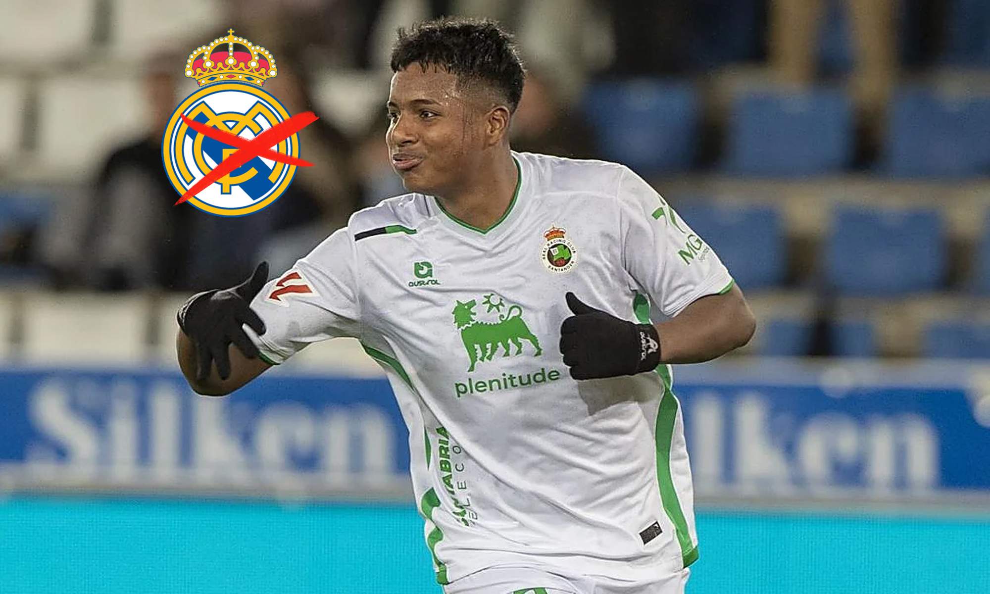 Jeremy Arévalo jugando con el Racing de Santander y el escudo del Real Madrid tachado. 