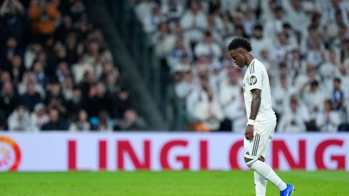 Vinicius Junior, retirándose del césped del Santiago Bernabéu el pasado sábado en el partido contra el Sevilla.