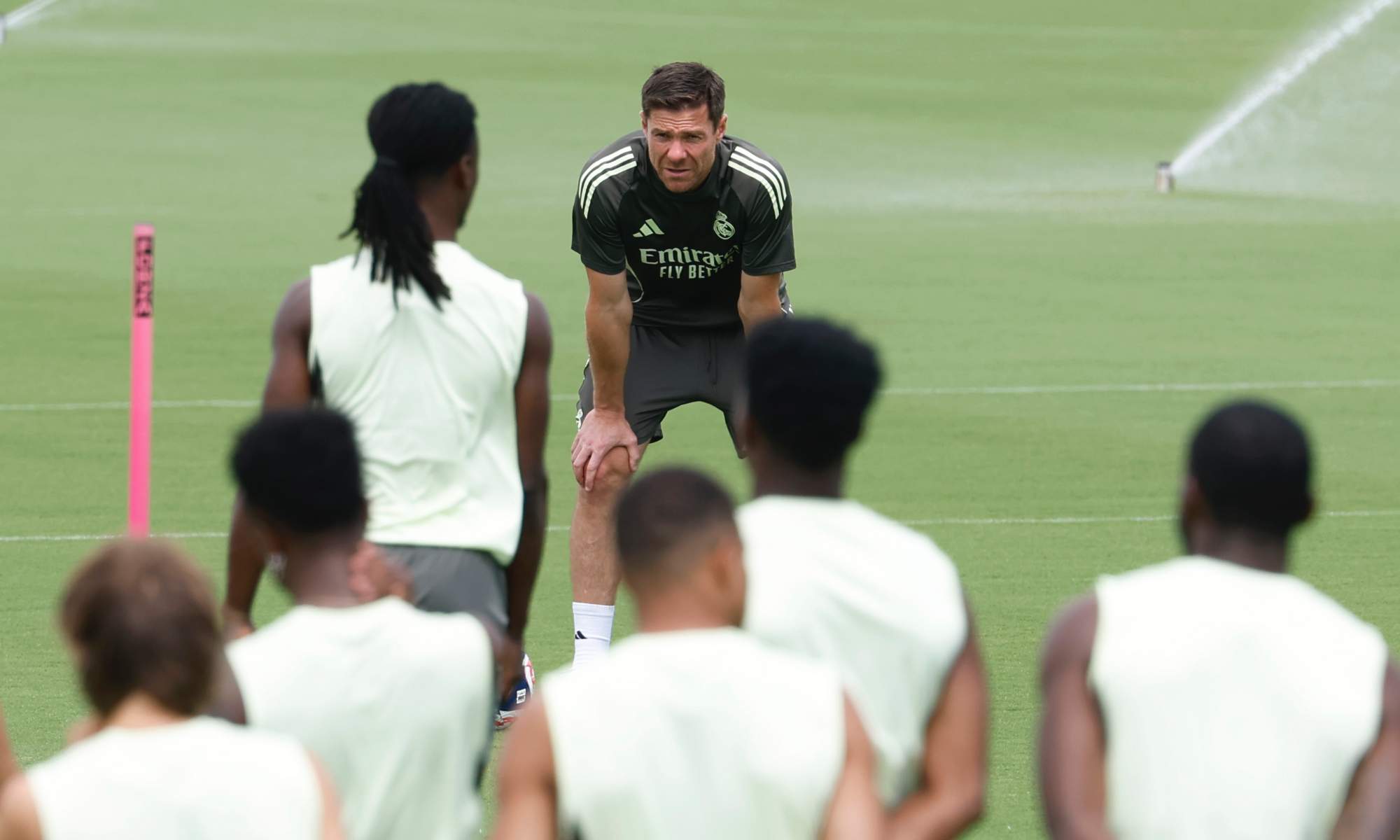 Xabi Alonso, en un entrenamiento del Real Madrid con sus jugadores en Valdebebas.