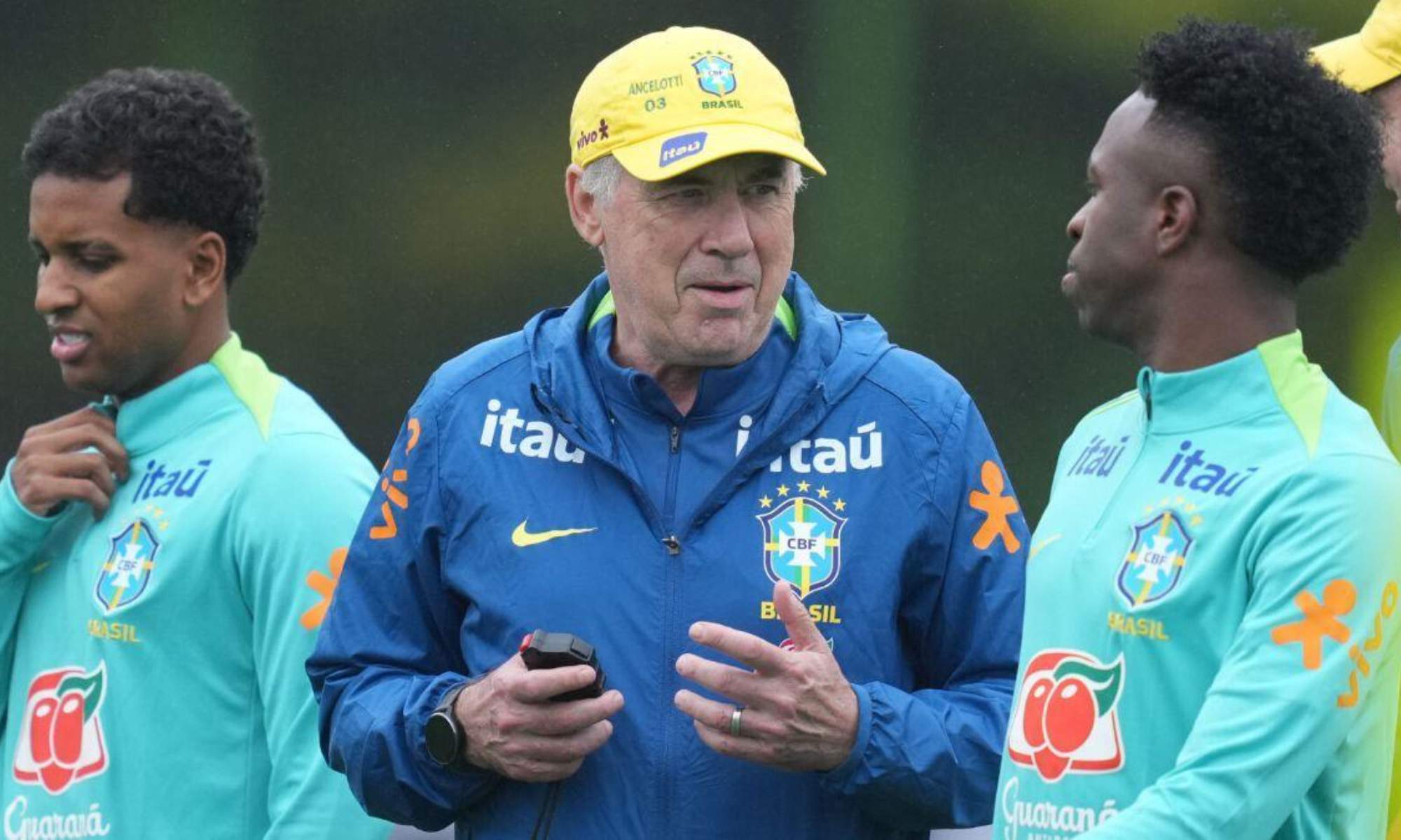 Carlo Ancelotti, con Rodrygo Goes y Vinicius Junior durante un entrenamiento con la Selección brasileña.