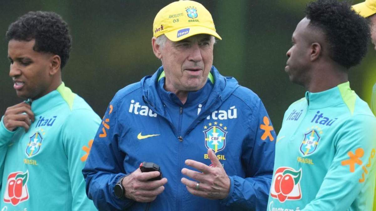 Carlo Ancelotti, con Rodrygo Goes y Vinicius Junior durante un entrenamiento con la Selección brasileña.