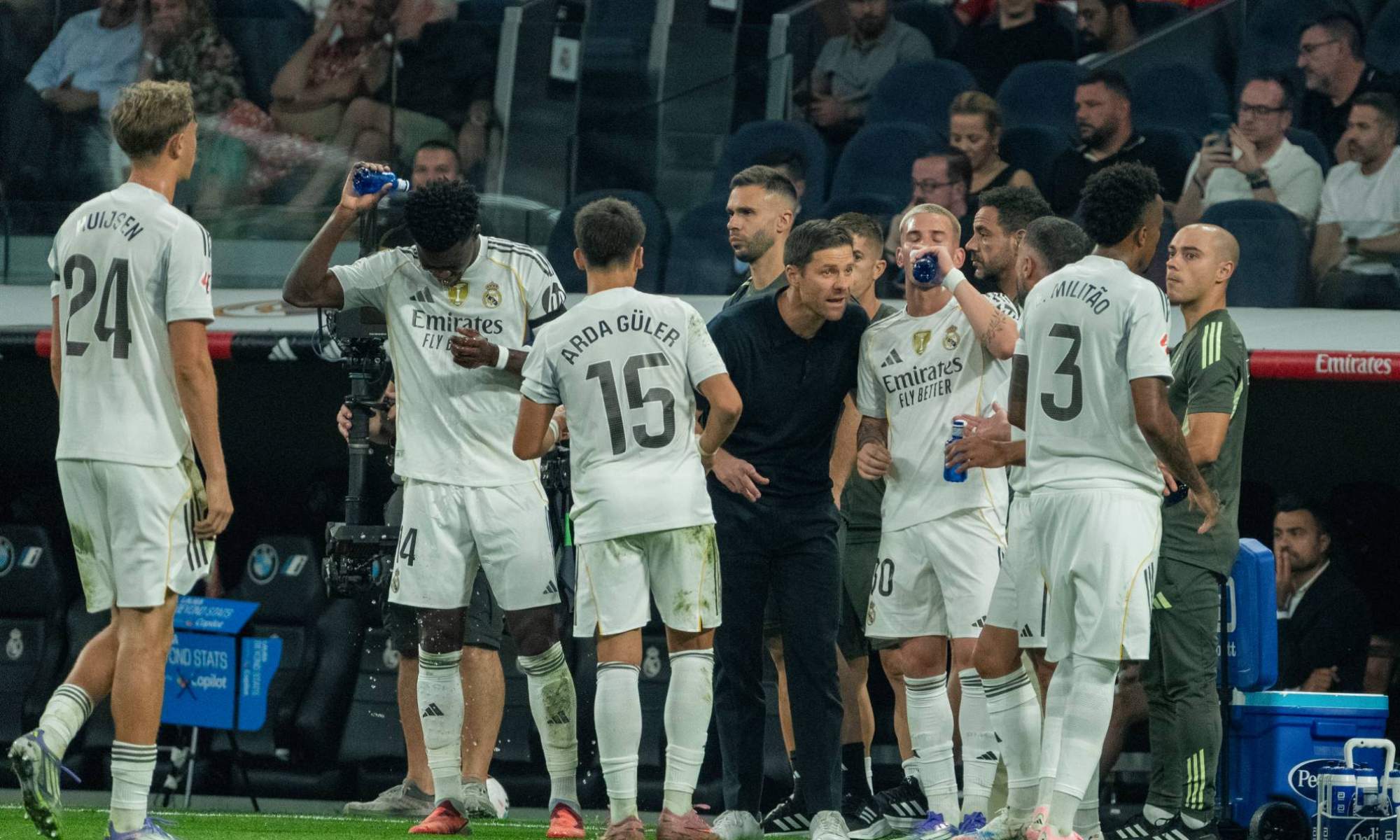 Xabi Alonso, hablando con sus jugadores durante una pausa de hidratación en un partido de esta temporada.