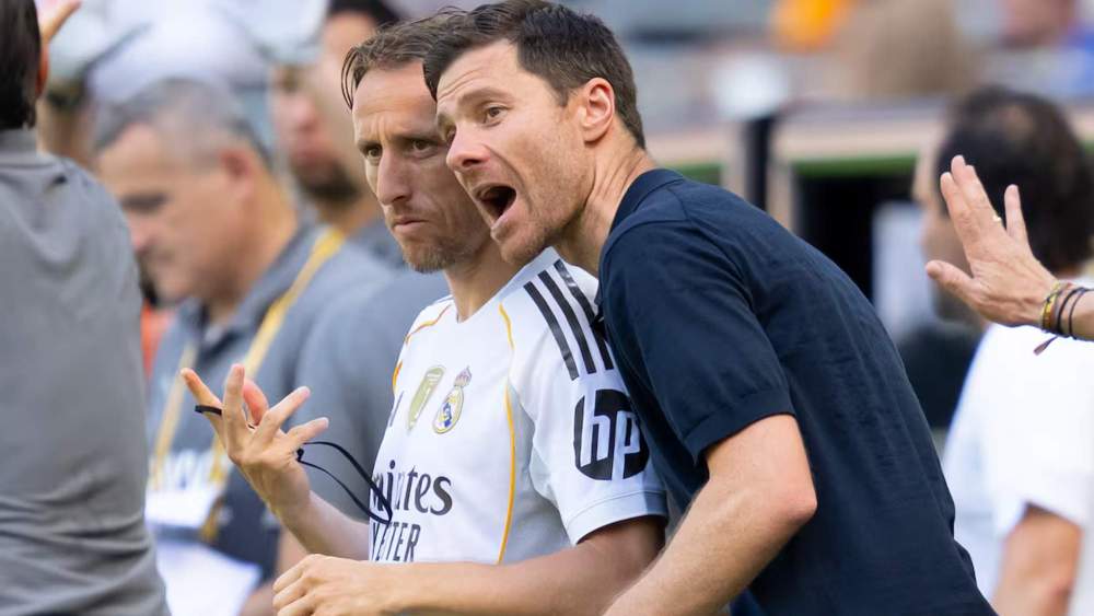 Xabi Alonso, dando instrucciones a Luka Modric antes de que el futbolista entrara al campo en un partido del Mundial de Clubes.