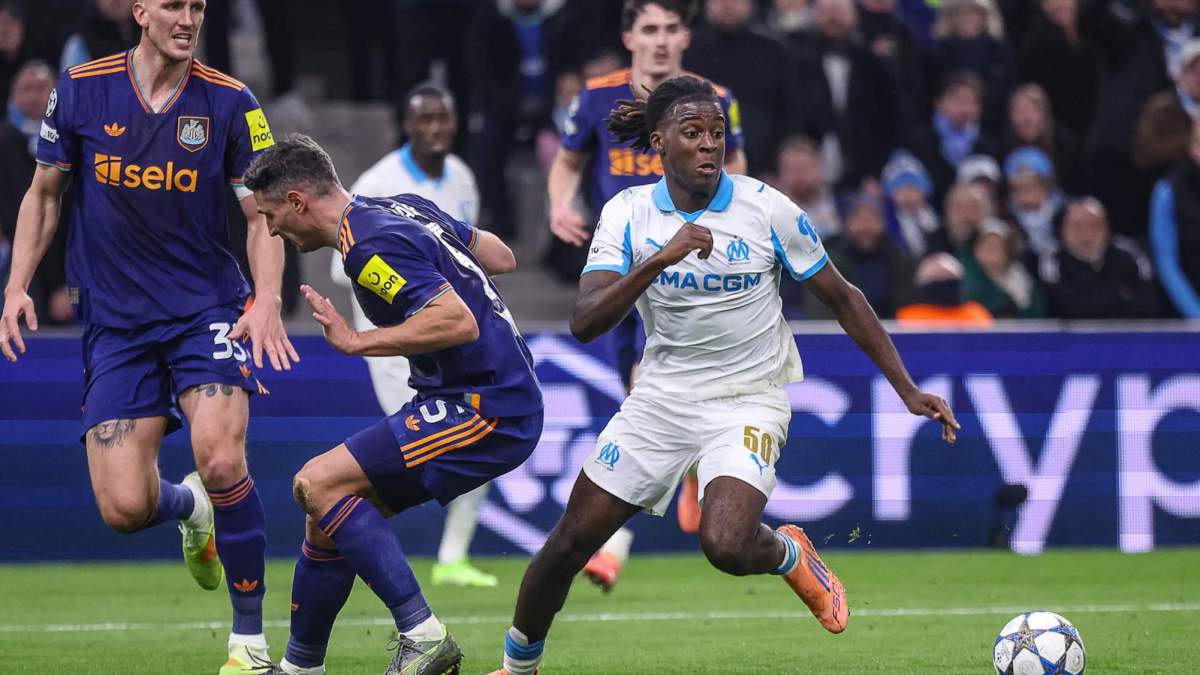 Bakola regateando en un partido con el Marsella,