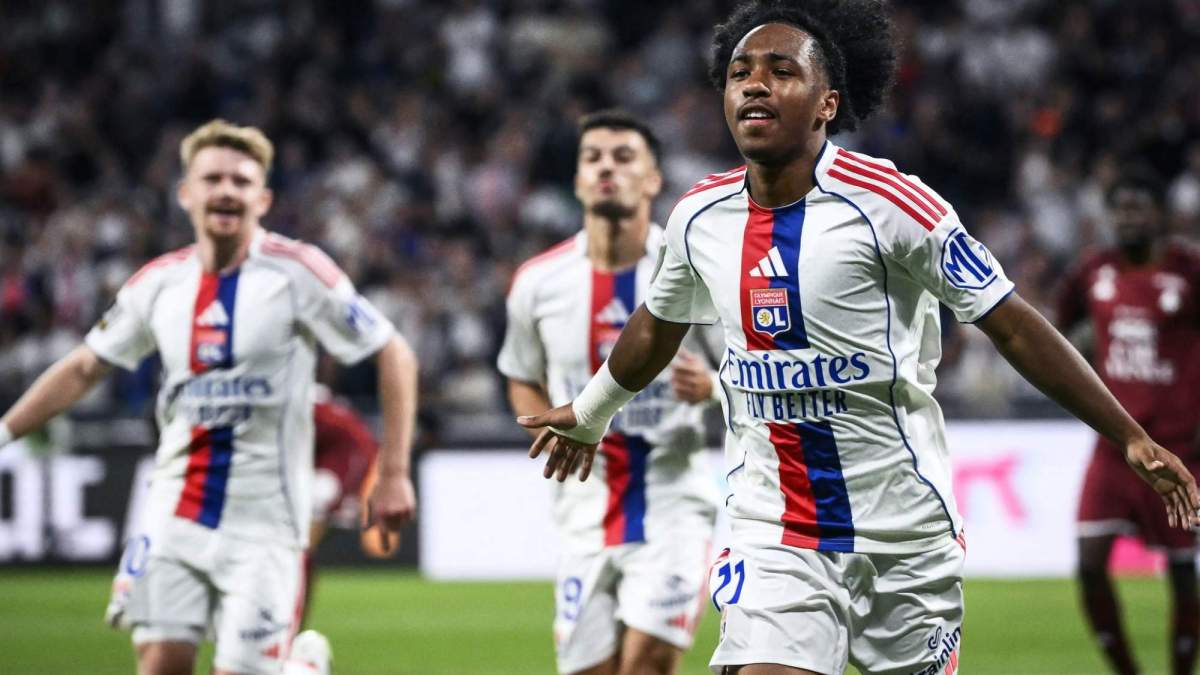 Fofana celebrando un gol con el Lyon