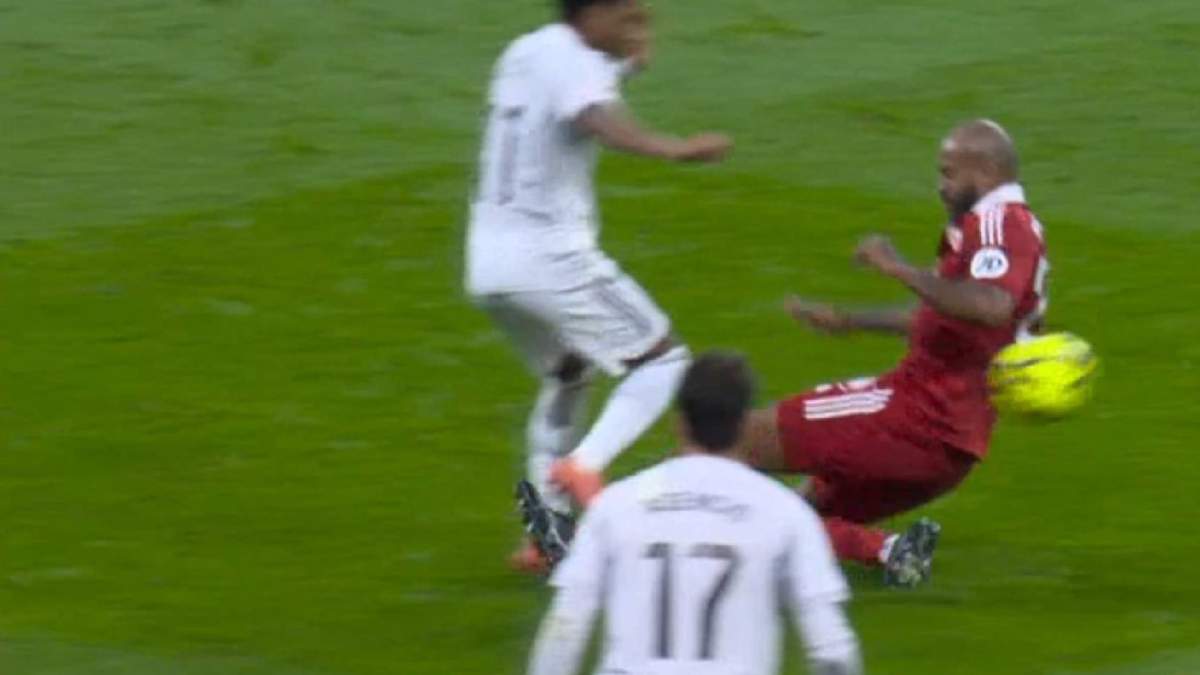 La dura entrada de Marcao a Rodrygo