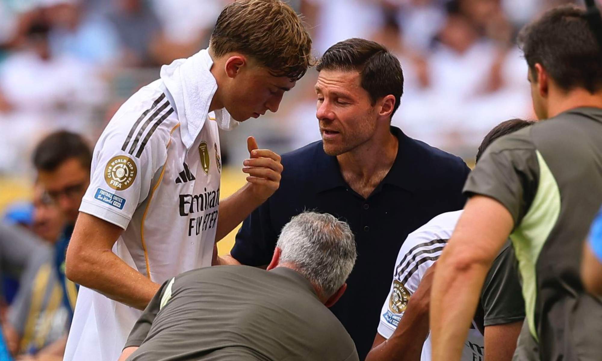 Dean Huijsen y Xabi Alonso, conversando durante un partido del Real Madrid en el Mundial de Clubes.