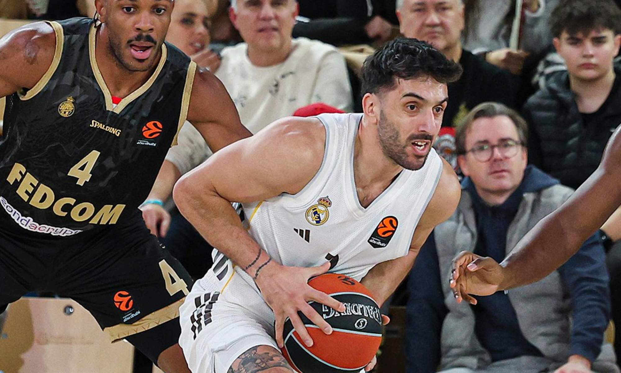 Facundo Campazzo, controlando el balón en una jugada del partido entre el Mónaco y el Real Madrid.