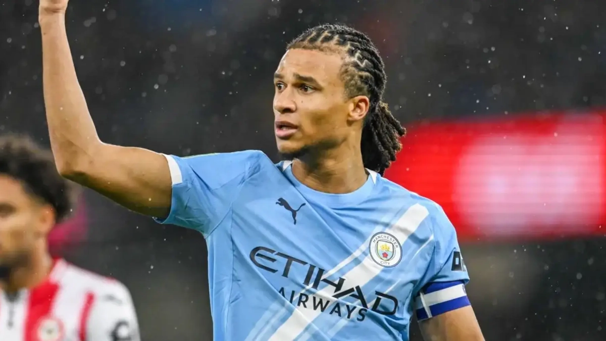 Nathan Aké durante un partido del Manchester City