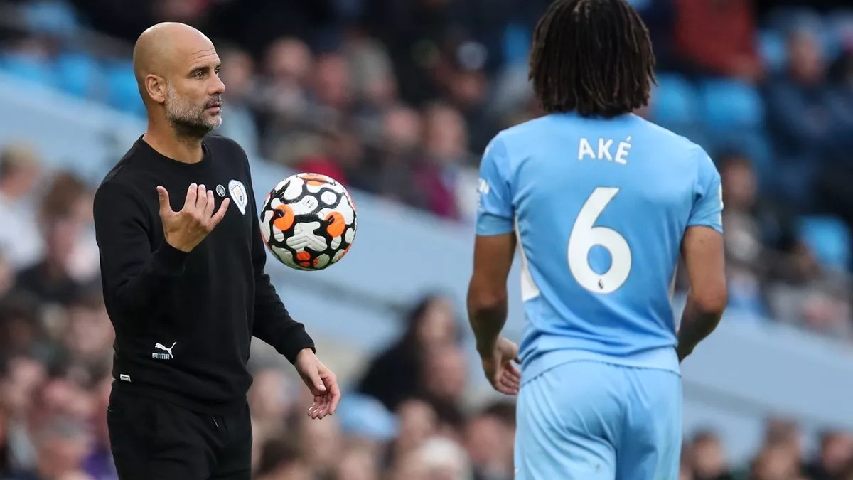 Guardiola y Aké en un partido del Manchester City