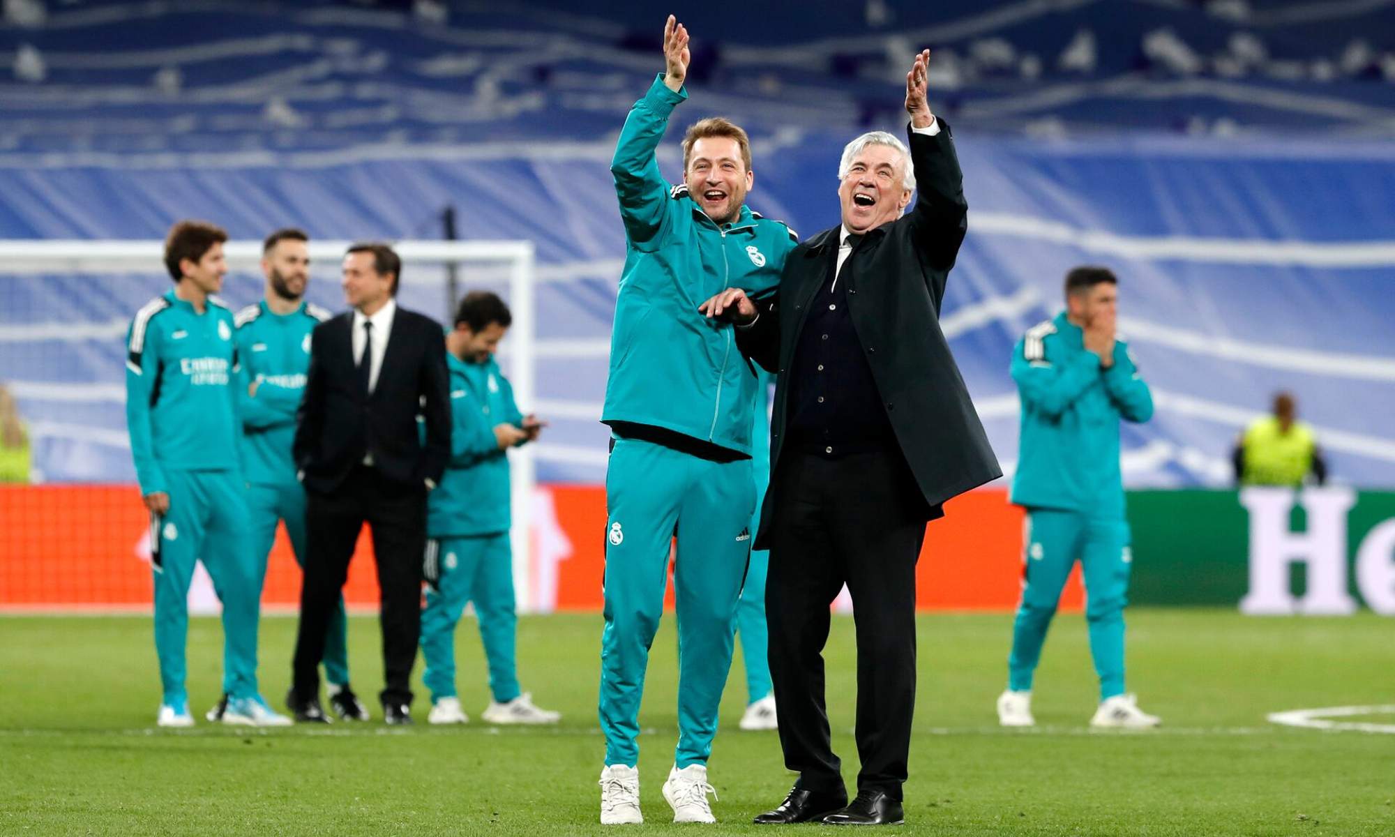 Francesco Mauri, junto a Carlo Ancelotti, celebrando el pase a la final de la Champions de 2022.