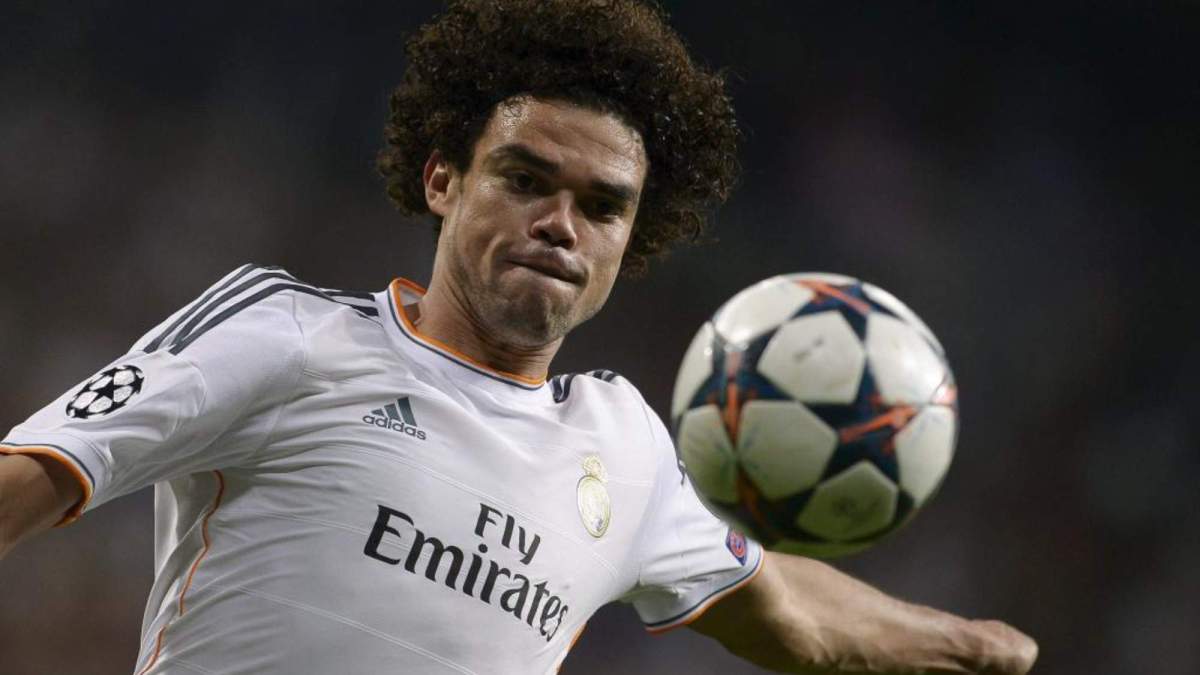 Pepe, impactando en un balón durante un partido del Real Madrid.