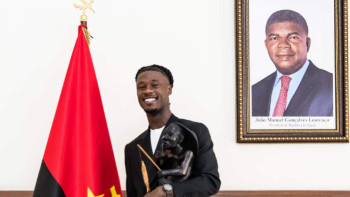 Camavinga posando con la bandera de Angola