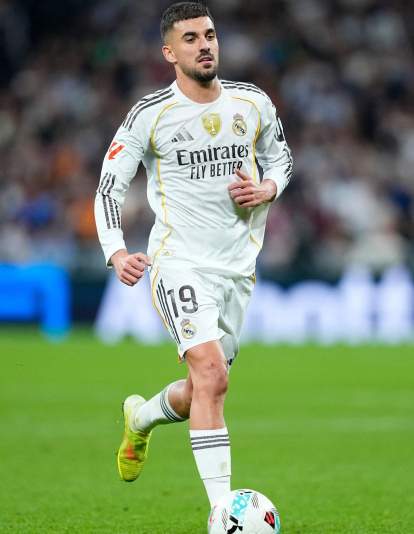 Dani Ceballos disputando un partido del Real Madrid.