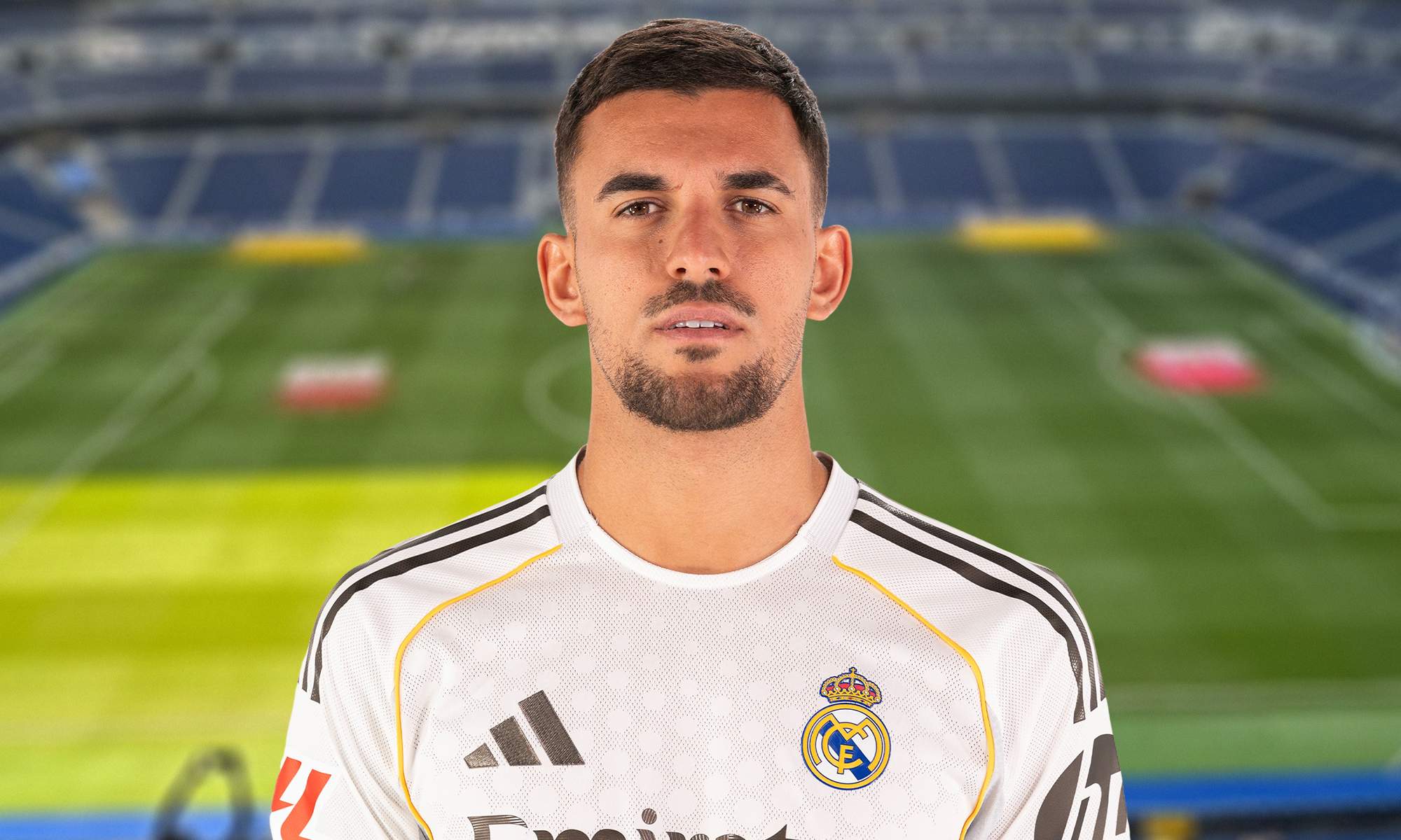 Dani Ceballos con la camiseta del Real Madrid y el Santiago Bernabéu.
