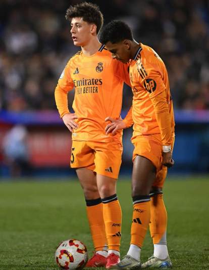 Arda Güler y Rodrygo Goes en un partido del Real Madrid.