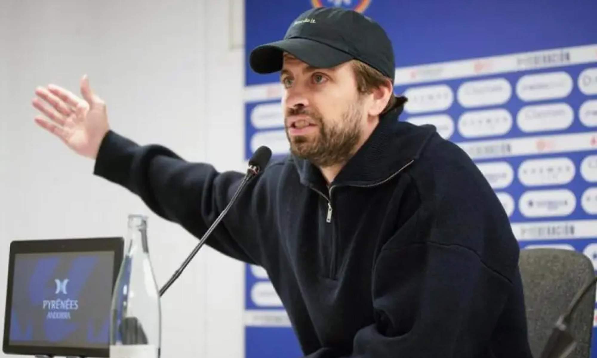 Gerard Pique protestando en una rueda de prensa. 