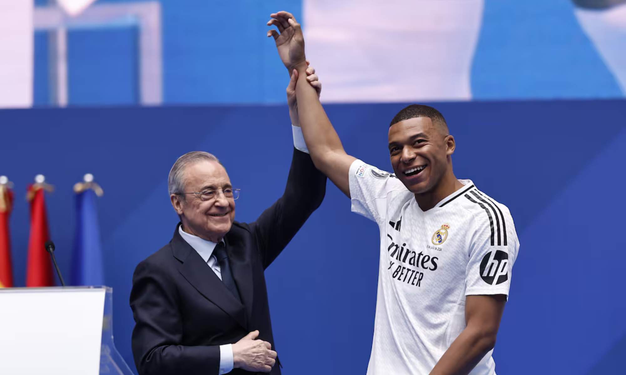 Florentino Pérez y Kylian Mbappé, en la presentación del francés como futbolista del Real Madrid el 16 de julio de 2024.