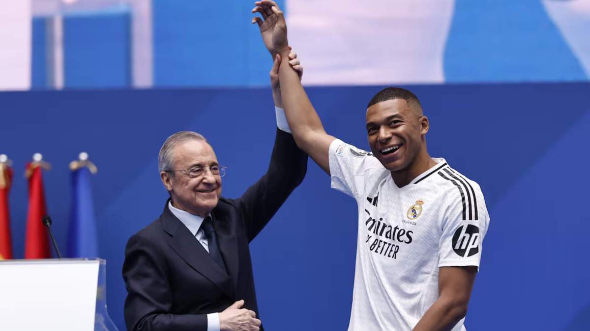 Florentino Pérez y Kylian Mbappé, en la presentación del francés como futbolista del Real Madrid el 16 de julio de 2024.