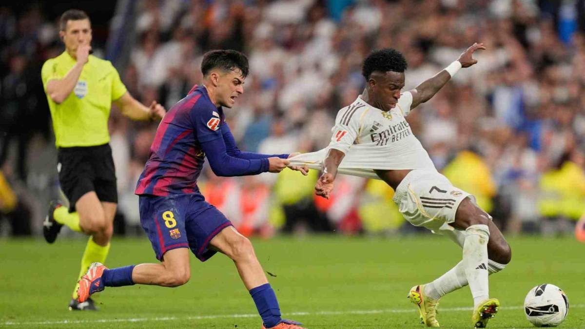 Pedri, agarrando la camiseta de Vinicius Junior en el último Clásico entre el Real Madrid y el Barcelona. Pedri, agarrando la camiseta de Vinicius Junior en el último Clásico entre el Real Madrid y el Barcelona.