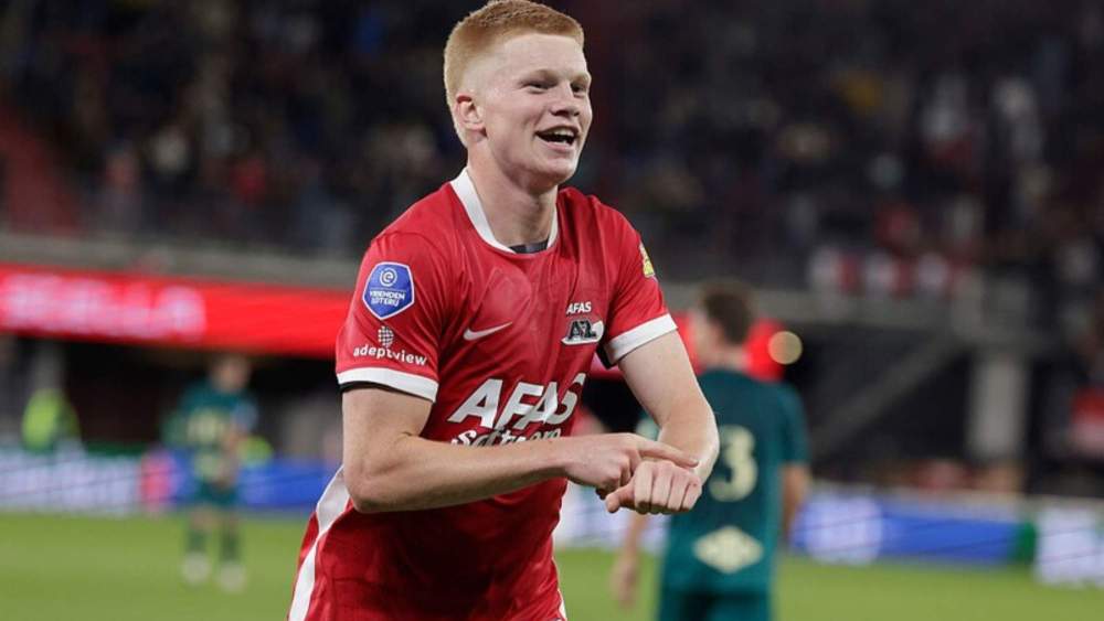 Kees Smit, joya del AZ Alkmaar, es uno de los jugadores que monitoriza el Real Madrid para reforzarse en el centro del campo.