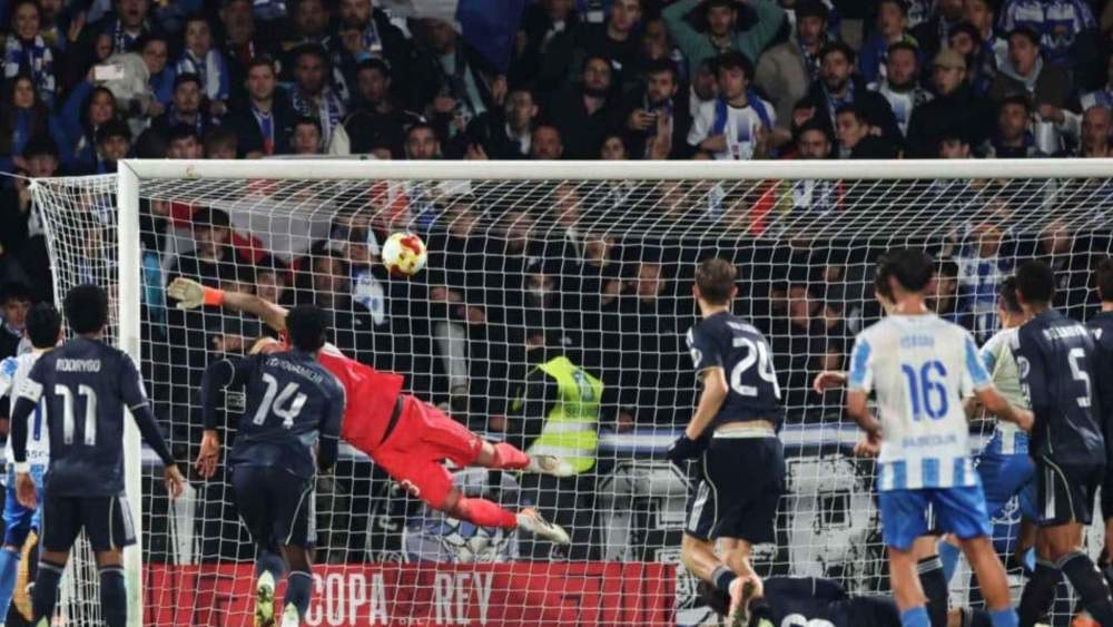 Andriy Lunin, realizando una parada en el partido de Copa ante el Talavera, donde ejerció de capitán del Real Madrid.