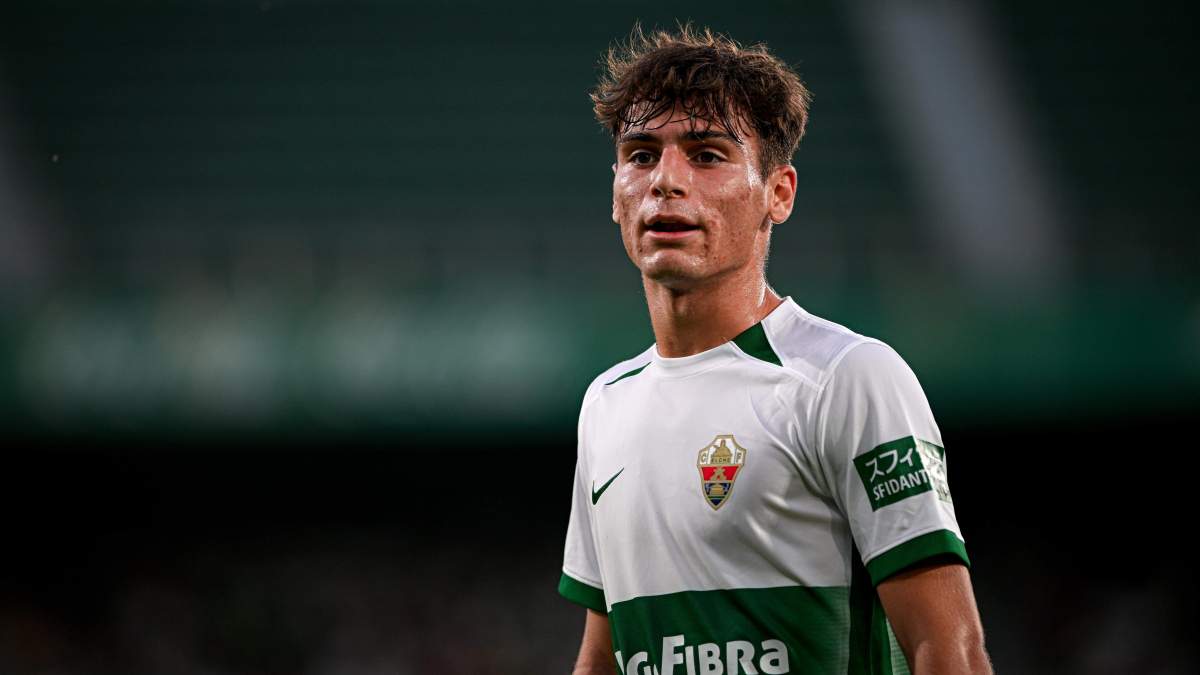 Rodrigo Mendoza jugando un partido con el Elche. 