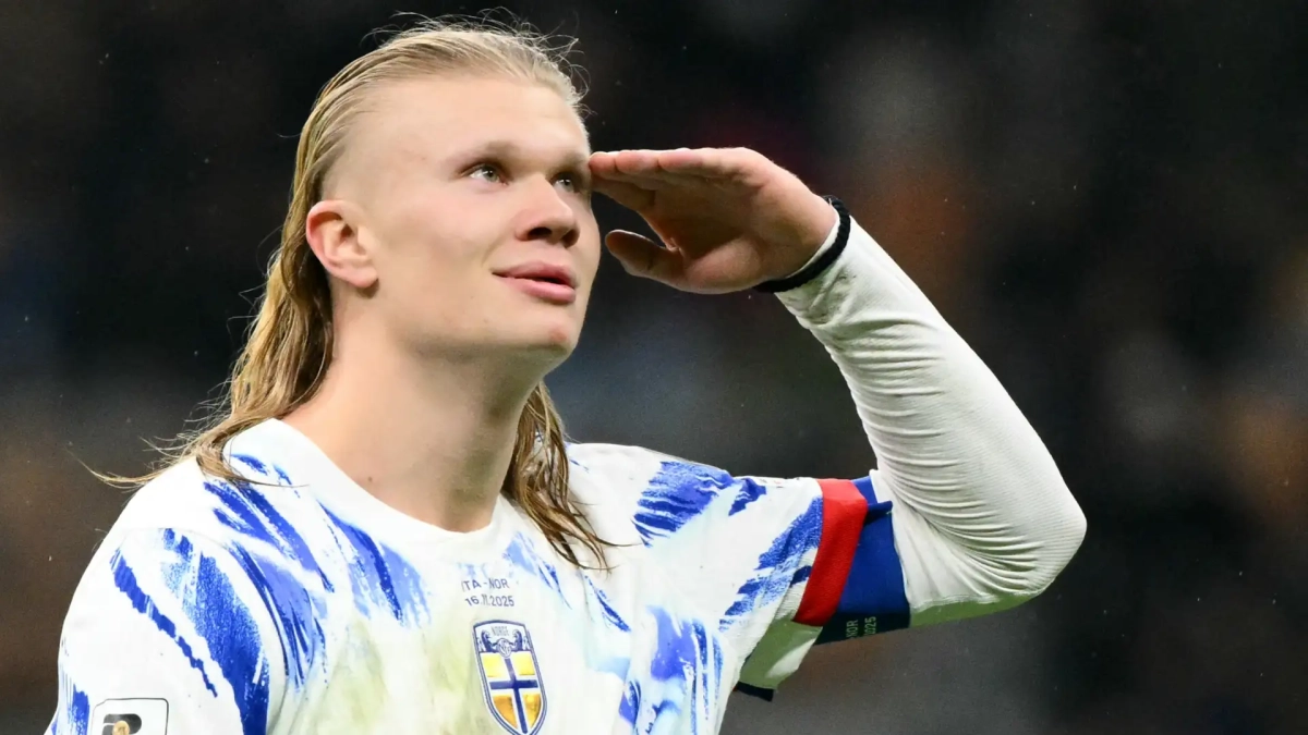 Erling Haaland jugando un partido con Noruega. 