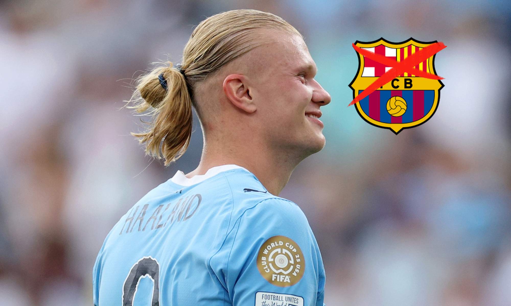 Erling Haaland jugando un partido con el Manchester City y el escudo del Barcelona tachado. 