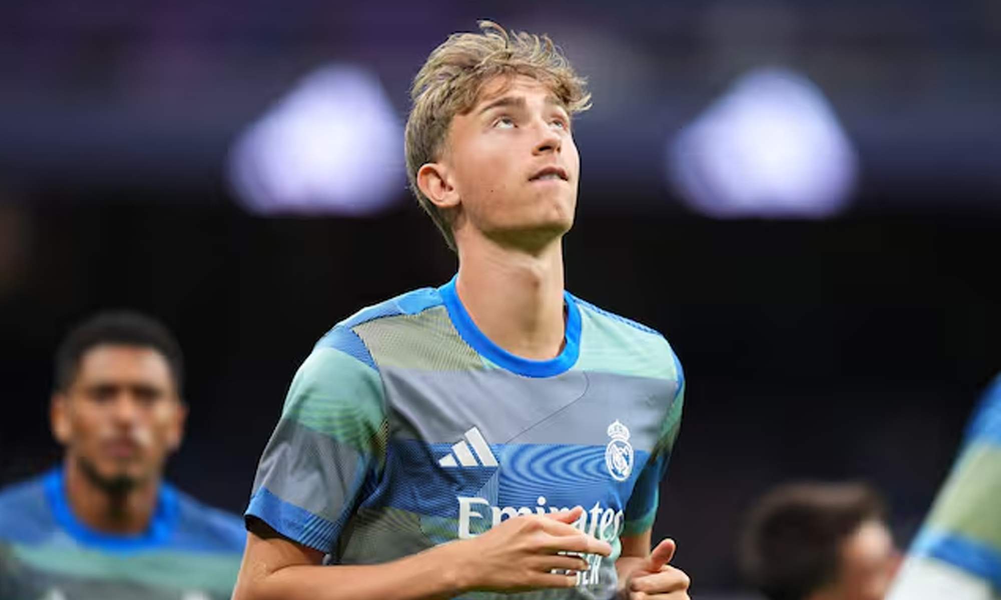 Dean Huijsen durante un calentamiento con el Real Madrid.