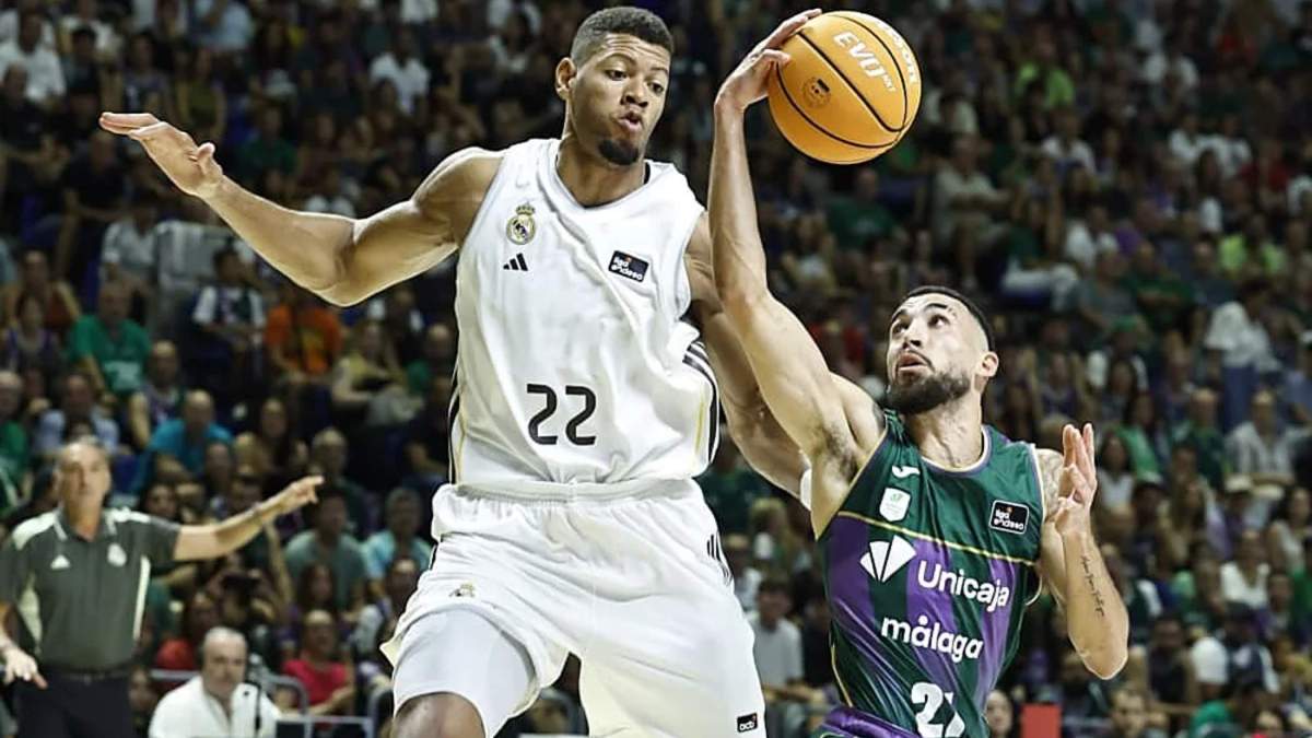 Chris Duarte defendido por Tavares en un amistoso este verano