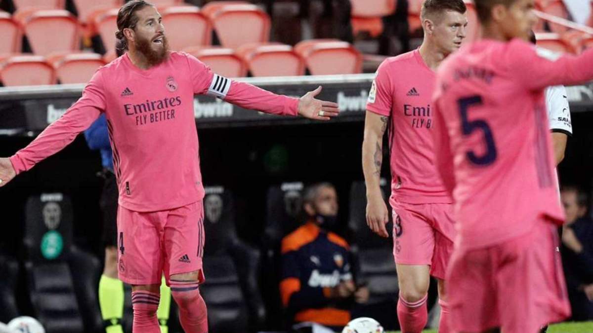 Ramos, Kroos y Varane con la camiseta rosa de la temporada 2020 2021