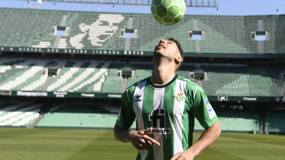 Ayoze regresó a España para firmar con el Betis en enero de 2023.